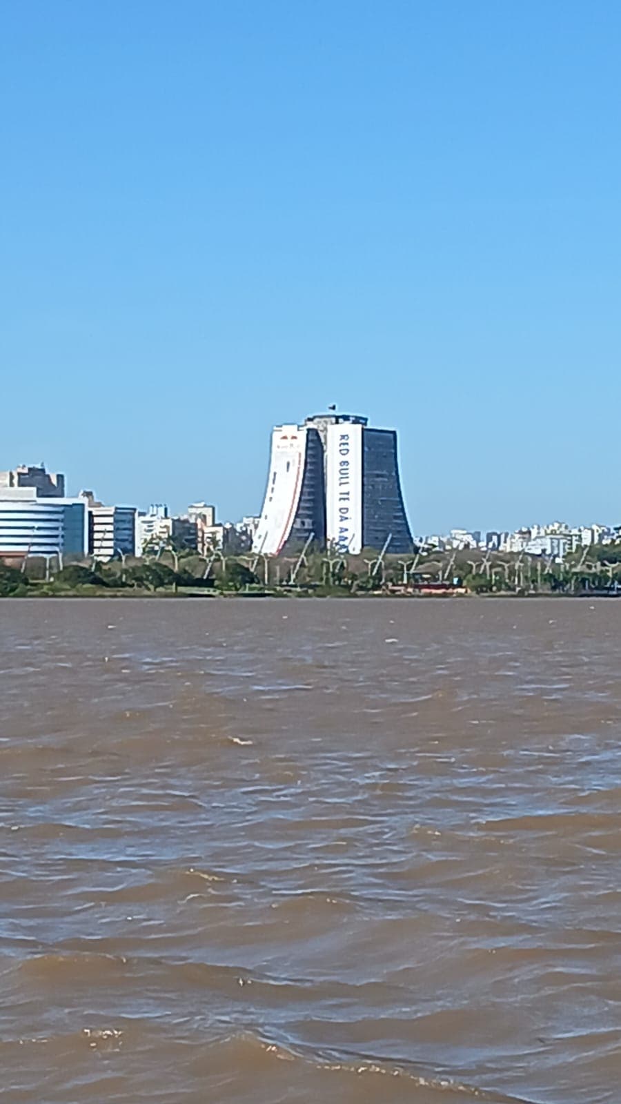 Porto Alegre vista pelo Lago Guaíba